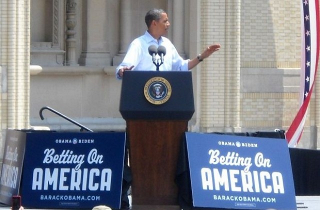 Логото на Обама като стар кубински постер, а на Ромни - като маратонките Ромика. И какво от това?