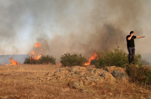85 души гасят на ръка пожара в местността „Бели бор” в Рила планина