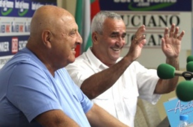 Венци Стефанов купи комплект номер 1 от юбилейните значки на Славия