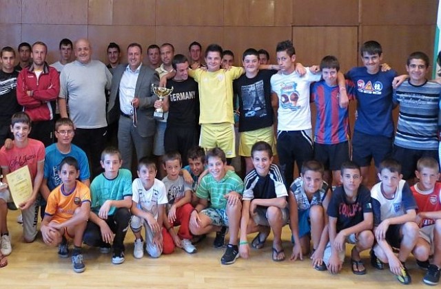 Кметът Икономов празнува с медалисти