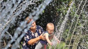 Остава слънчево и топло