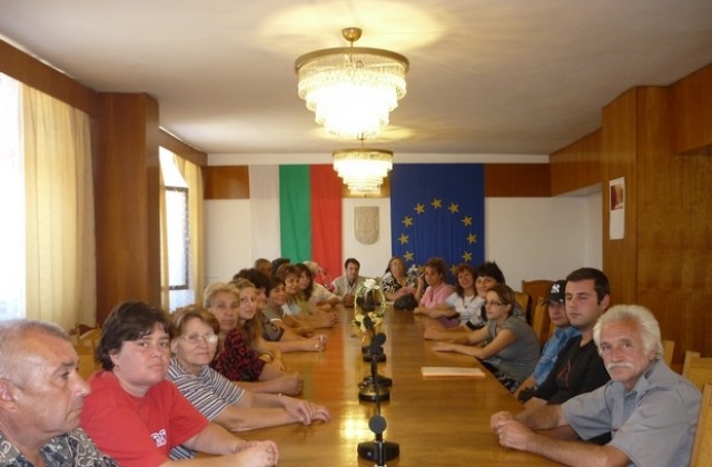 92-ма получиха сертификати и трудови договори от Община Левски