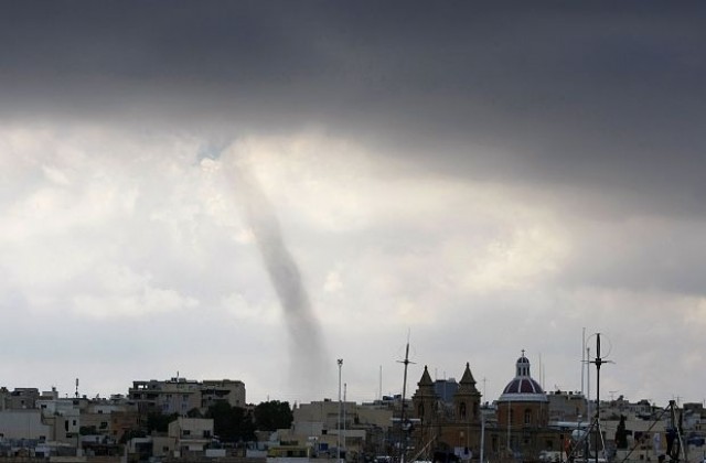 За часове над Малта се изля повече дъжд от средното количество за септември
