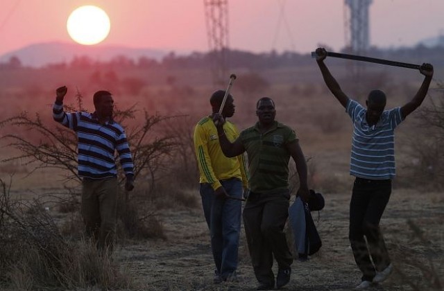 Миньори бяха ранени в сблъсъци в златна мина край Йоханесбург