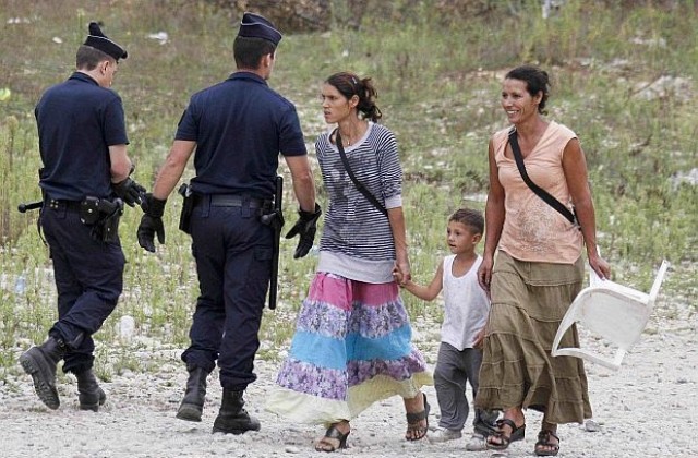 Правозащитници настояват Франция да спре да гони ромите
