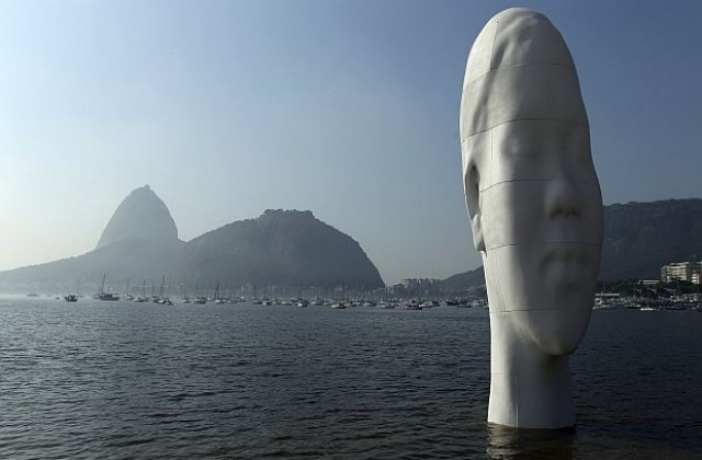 Гигантска глава изникна в залив в Рио де Жанейро