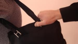 Нападнаха и ограбиха момиче в Ямбол