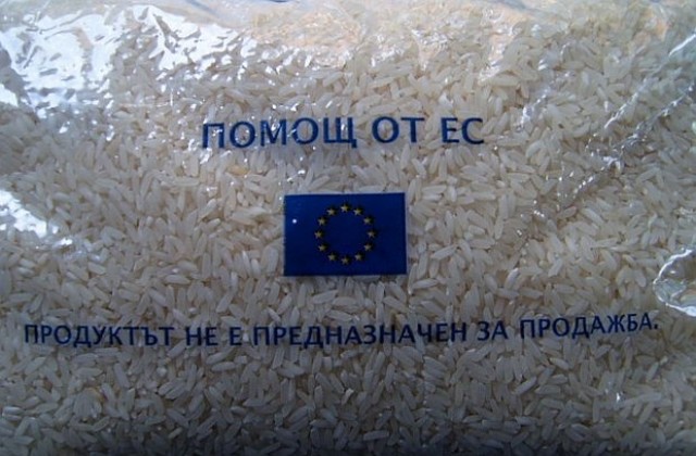 Раздават храни на бедни