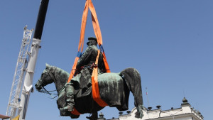 Демонтираха паметника на Цар Освободител в София за реставрация