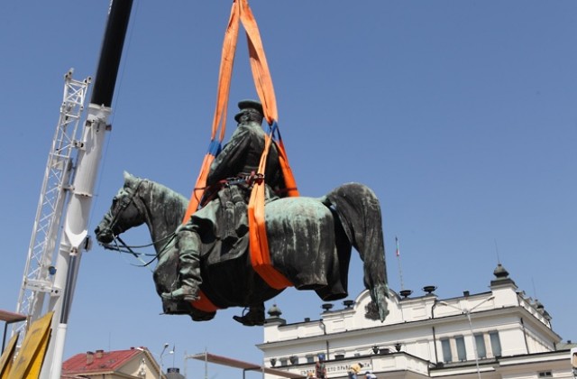 Демонтираха паметника на Цар Освободител в София за реставрация