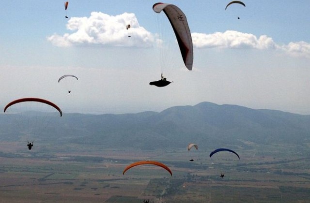 Четири дни акробатика с парапланери и тандемни полети за любители край Сопот