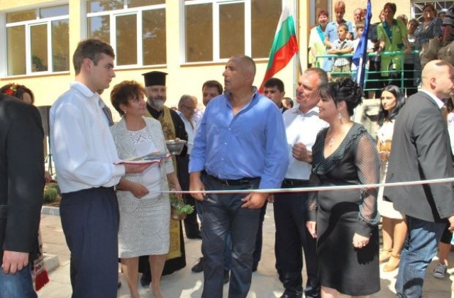 Премиерът: Хубаво е да се вижда кое сме правили ние, кое е на Станишев