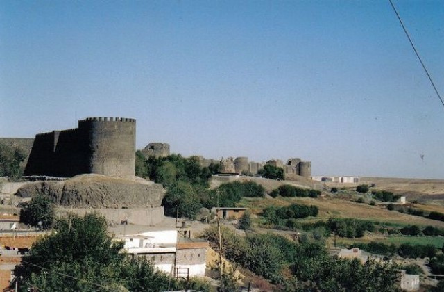 Етърци разглеждат Диарбекир, влизат в зандана и крепостта