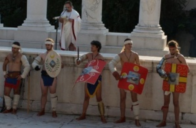 Шествия на роби и гладиаторски битки по Главната