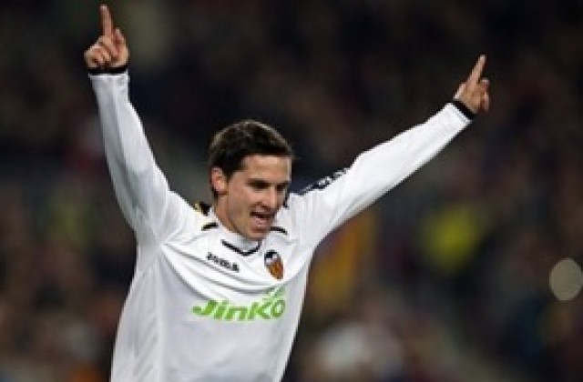 Крило на Валенсия счупи ръката си на тренировка, докато опитва задна ножица