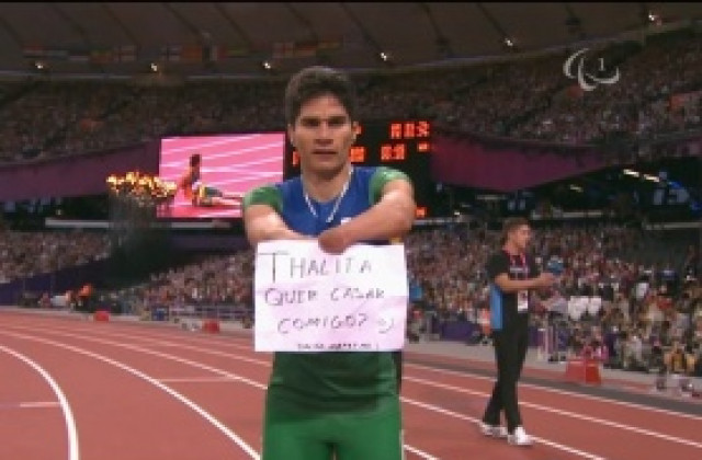 ВИДЕО: Бразилски спринтьор предложи брак, след като стана параолимпийски шампион