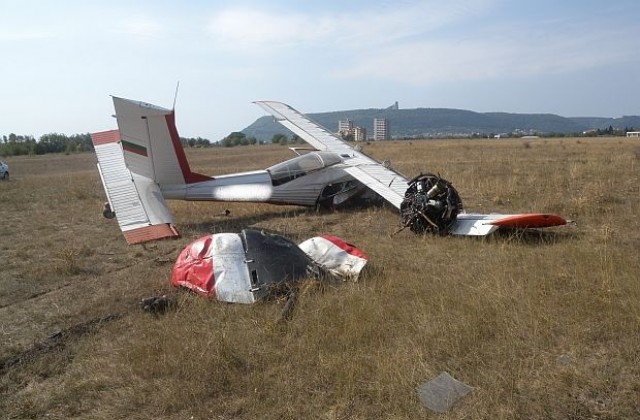 Самолет падна на шуменското летище, пострадаха двама