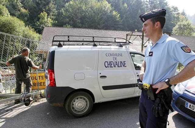 Британската полиция претърсва жилището на семейството, убито във Френските Алпи