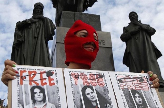 Момичета от „Пуси Райът” горят портретите на Путин и Лукашенко в ново видео