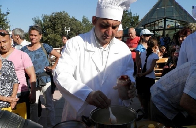 Кметът на Елена сготви рибена чорба на фестивал на рибата в Каварна