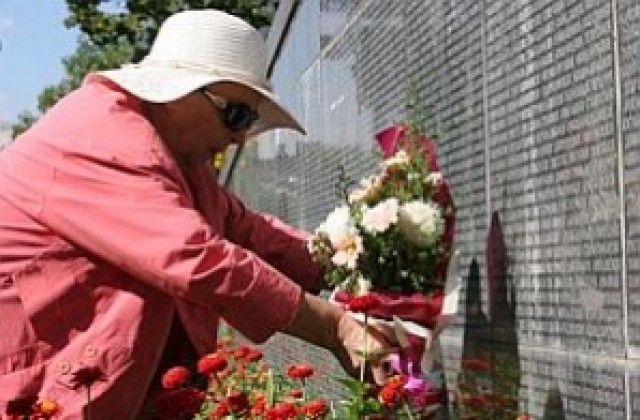 Граждани се поклониха пред жертвите на комунизма