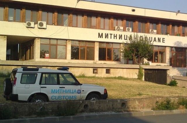 Пратка с антики конфискуваха митничари от Лом