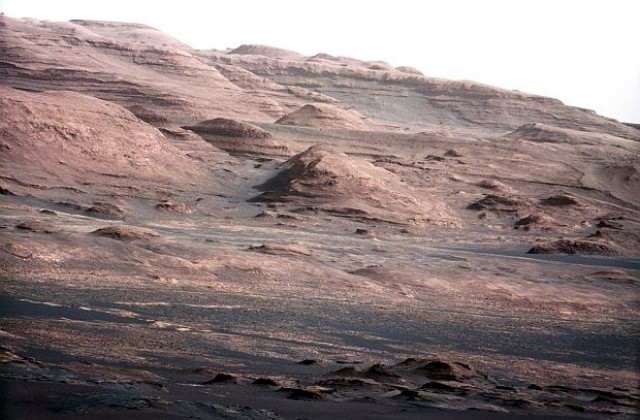 Два сценария за историята на водата на Марс