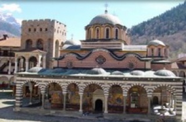 Министър Деян Добрев в Рилския манастир за раздаването на туристически справочник на областта
