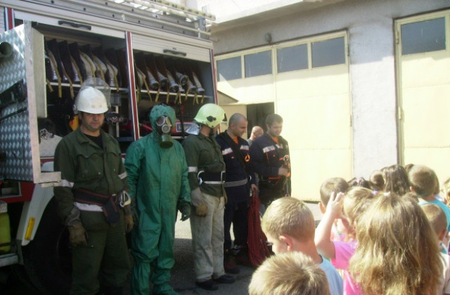 Огнеборците разкъсани между пожари, приемни и срещи с деца