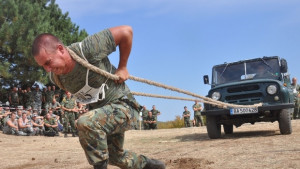 Петър Петров стана Железен мъж 2012 на Военния университет