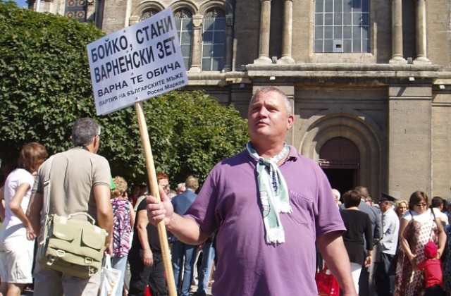 Варненски зевзек събува гащи в центъра