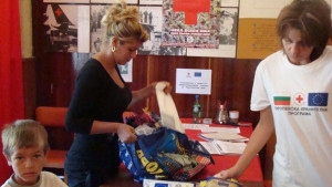 Раздават по 12 килограма храни на бедни те очакват още