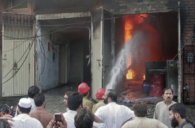 314 души загинаха при пожари в две пакистански фабрики