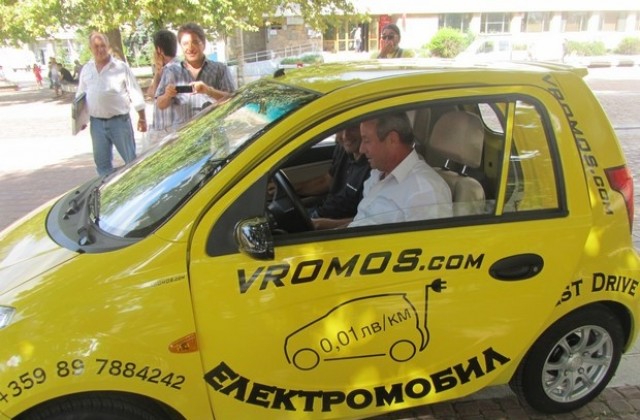 Кметът на Ловеч тества електромобили презентирани в града