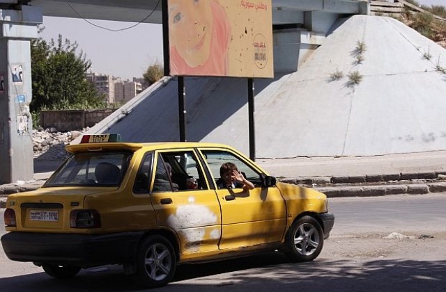 Шофьор на такси в Алепо - опасна професия, откакто дойдоха бунтовниците