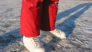 Отварят ледената пързалка за ученици днес ще е безплатно