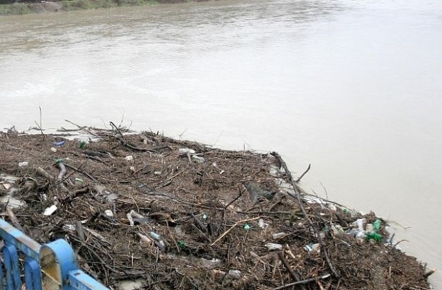 Изследват стената на язовир Студена