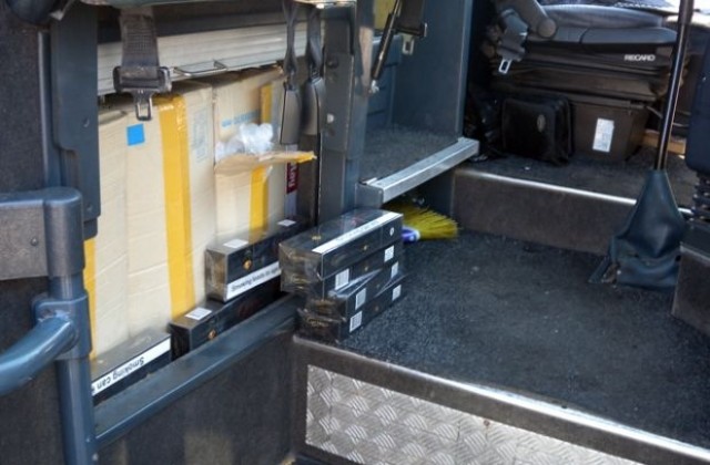 Откриха нелегални цигари в тайник на автобус