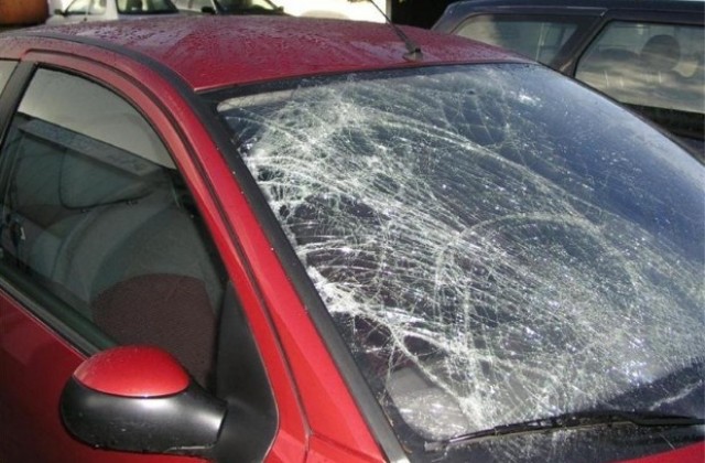 Тийнейджъри потрошиха колата на шуменец