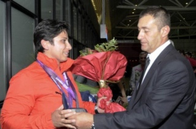 Стела Енева не спала от яд, че не взела злато