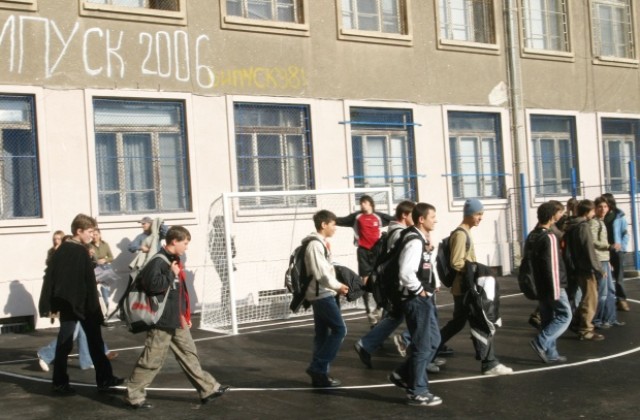 В пръвия учебен ден полицията ще следи за наркодилъри и педофили около училищата