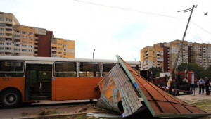 Автобус на градския транспорт в София катастрофира няма жертви