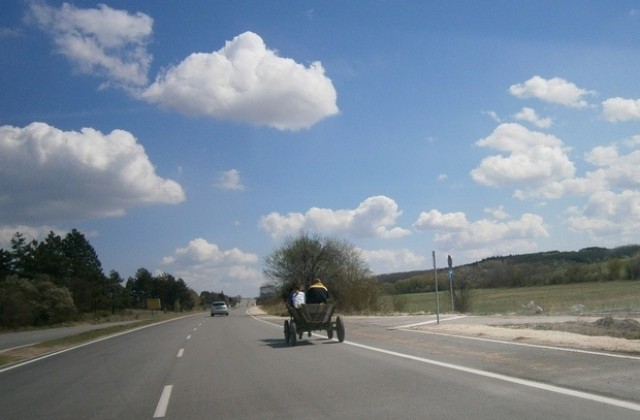 Пежо се натресе в каруца, пострада пенсионер