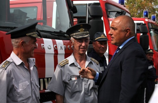 Борисов повози Цветанов на пожарна кола