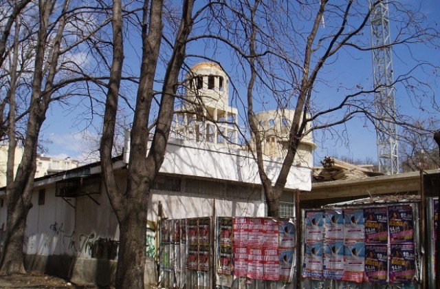 Новата варненска църква търси пари за покрив