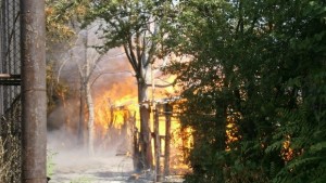 Две коли и 500 квм бараки изгоряха в Димитровград