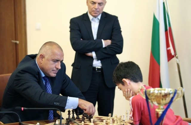 8-годишен победи премиера Борисов в партия шах