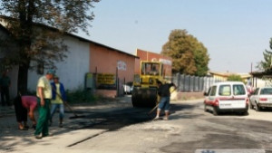 Общината ремонтира улица в местността Слатина