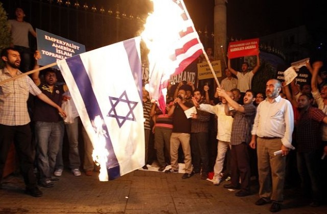 Изгориха знамената на САЩ и Израел в Истанбул