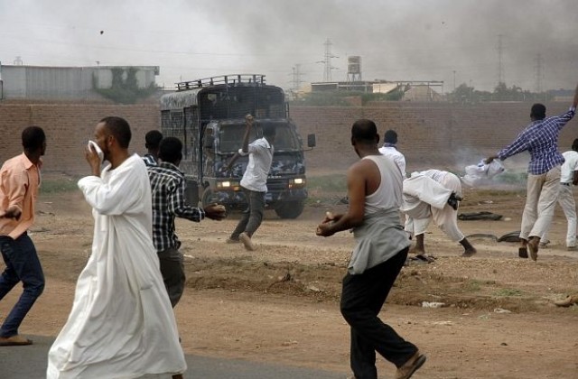 Двама протестиращи загинали край посолството на САЩ в Судан